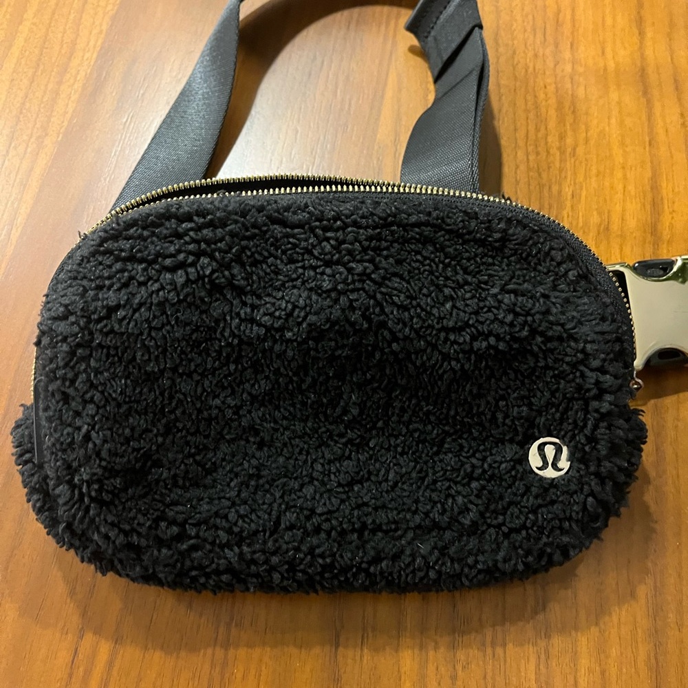 Lululemon Everywhere Belt Bag Black Fleece